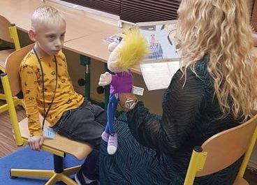 Olek słucha opowiadania o przygodach Bratka