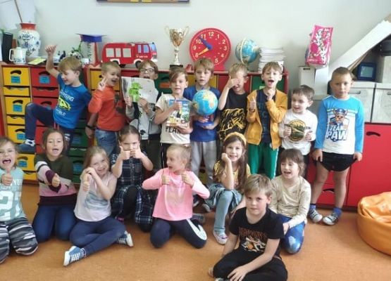 Klasa 1a z książką Neli mała reporterka i sekrety świata