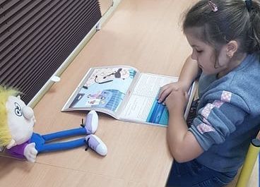 Julia czyta opowiadanie o przygodach Bratka