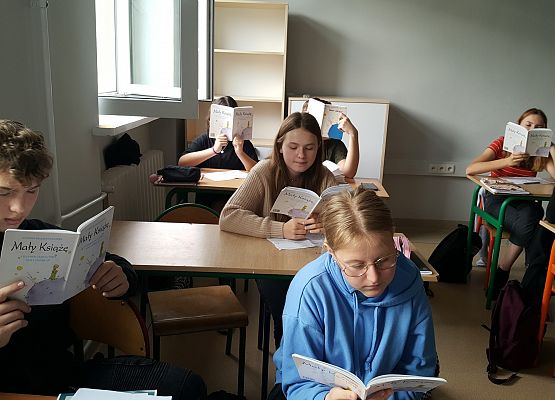 8c czyta Małego Księcia