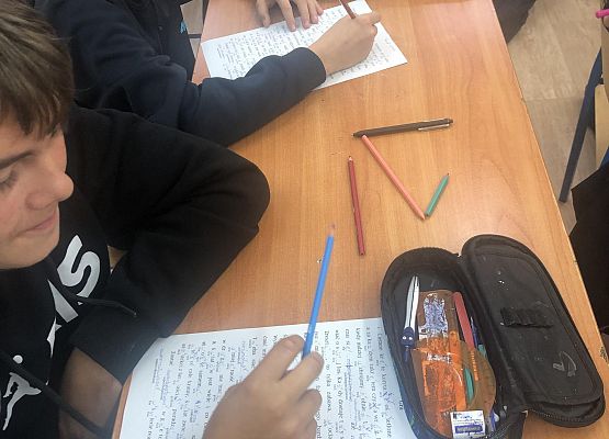 Dawid i Nikodem piszą kolorowe dyktando