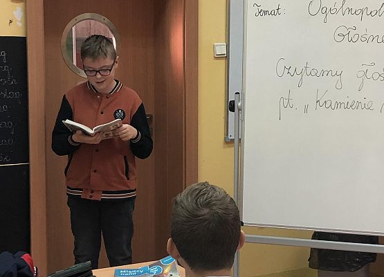 Filip czyta "Kamienie na szaniec"