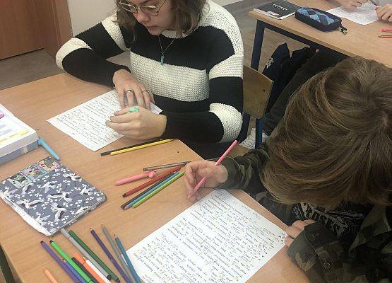 Julia Bojarczuk i Małgosia piszą kolorowe dyktando