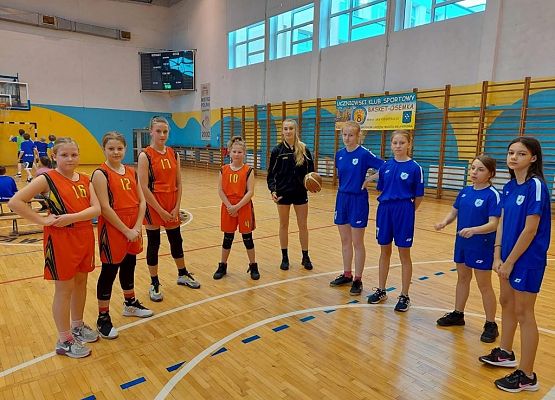 Nasza drużyna z rywalkami i sędzią