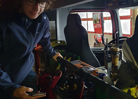 Igor ogląda wnętrze samochodu strażackaiego.