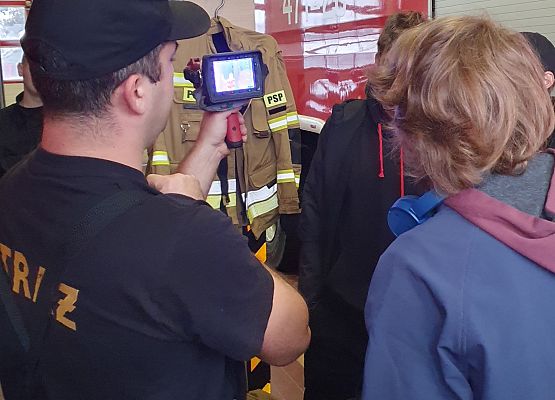Strażak - sekc. A. Chołka, prezentuje uczniom działanie kamery termowizyjnej