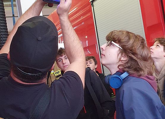 Strażak - sekc. A.Chołka, omawia działanie kamery termowizyjnej.