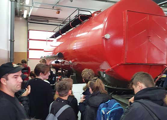 Uczniowie 8b oglądają cysternę strażacką.