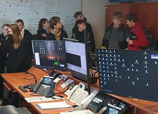 Uczniowie 8b w w stanowisku kierowania