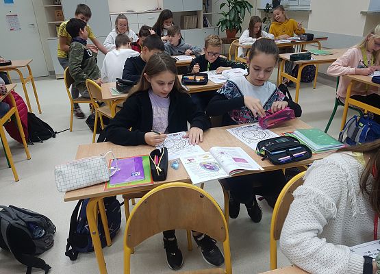 dzieci kolorują karty pracy