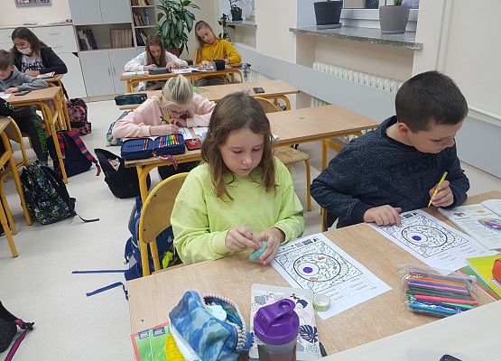 dzieci odszukują nazwy organelli komórkowych