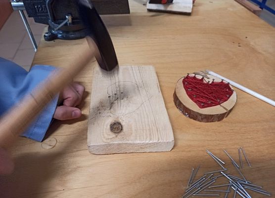 wbijamy gwoździe młotkiem