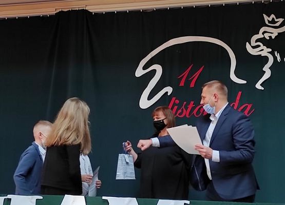 wręczenie nagród przez Pana Dyrektora