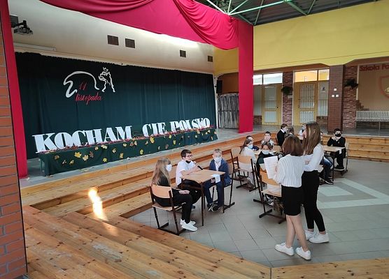 klasy młodsze odpowiadają