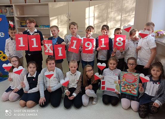 uczniowie śpiewają hymn Polski