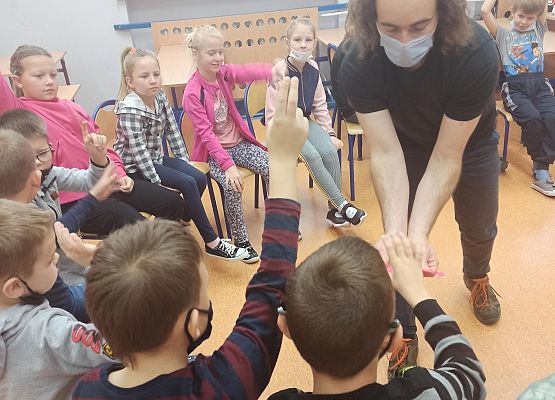 Dzieci układają śmieszne zdania