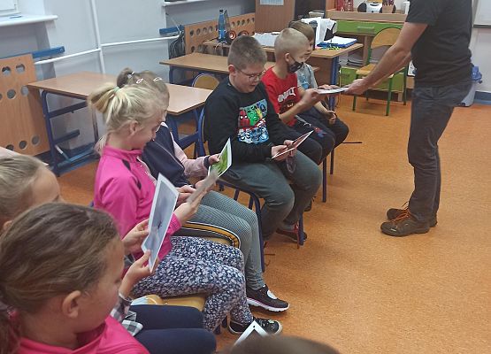 Uczniowie klasy 2b poznają życie pająka