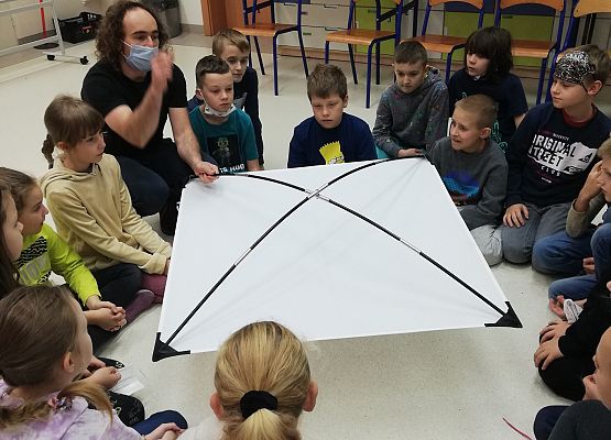 Uczniowie klasy 3a oglądają sprzęt do łapania pająków