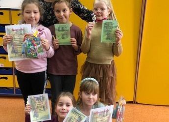 Uczniowie kl.1b z dyplomami