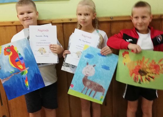 Uczniowie klasy 1b z nagrodami