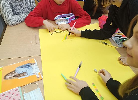 Dominika Krajewska, Agata Górska, Michalina Żmija, Natalia Majorczyk z 7c przystępują do pracy w grupie