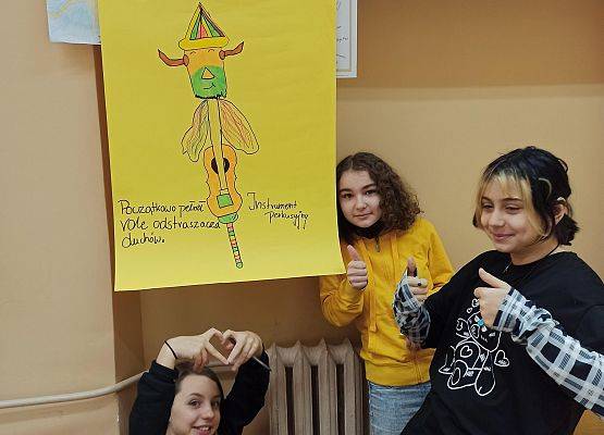 Efekt końcowej pracy dziewczyn z 7c Basia Pińska, Agata Górska, Anna Jelińska i piękny plakat przedstawiający DIABELSKIE SKRZYPCE