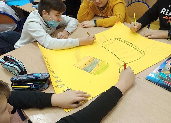 Jakub Jeliński, Filip Borlik głowią się nad stworzeniem plakatu przedstawiającego Burczibas