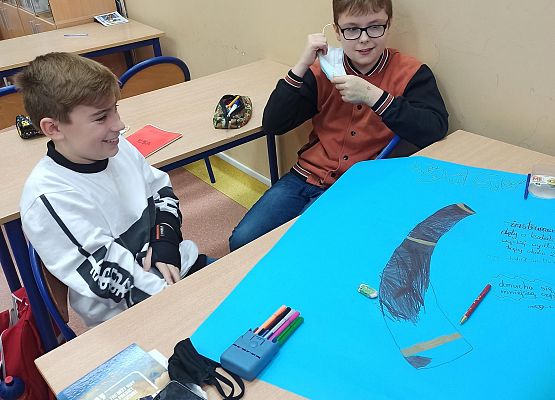 Szymon Szymankiewicz i Filip Michalski z 7c kończą plakat ukazujący Bazunę