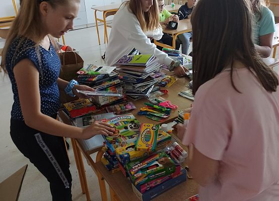 Uczniowie klasy 5b segregują przybory szkolne. Kinga Itrich, Blanka Chilińska, Maria Zaręna, Weronika Czerwińska