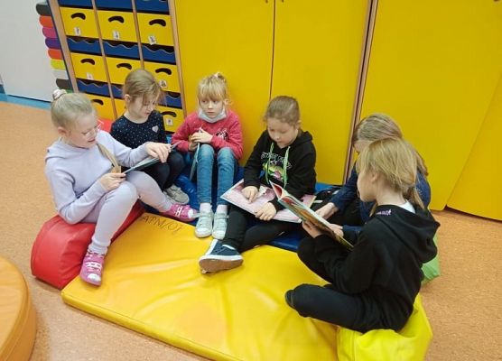 maraton czytelniczy,M. Kendyś, K. Lewandowska, kl. II a