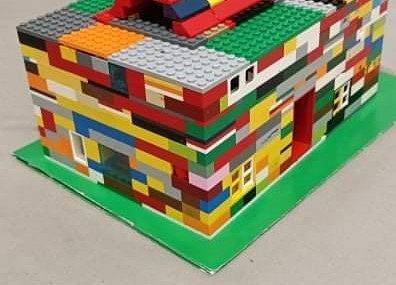 Trzypiętrowa szkoła Pana Kleksa Ksawery z IVA