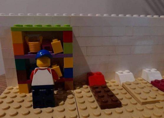 Uczniowie Pana Kleksa w sypialni z klocków Lego Kornelia z IVA