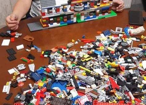 Uśmiechnięty Kuba z IVA w świecie klocków Lego