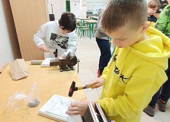 Czarek i Julian wbijają gwoździe