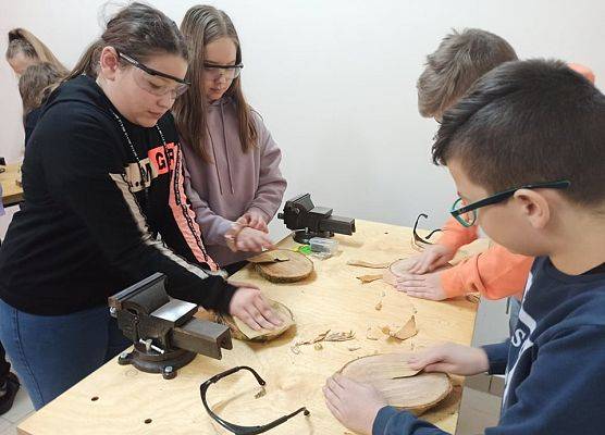 chłopcy i dziewczęta szlifują swoje deseczki