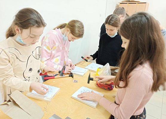 dziewczynki z 5a wbijają gwoździe