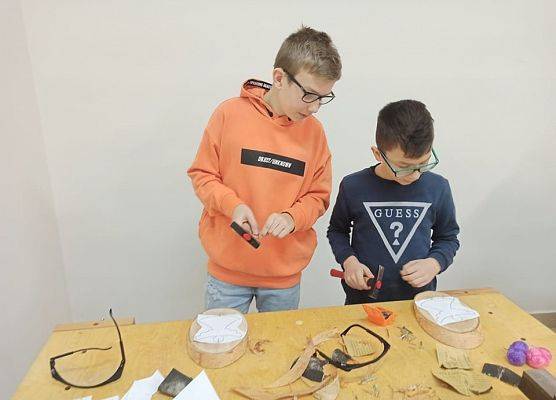 Franek i Alan wbijają gwoździe