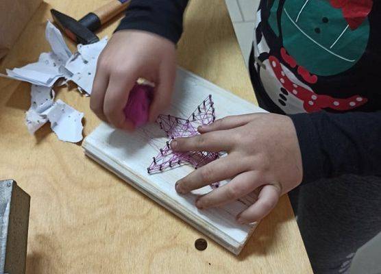 zawijanie nitki na gwoździach