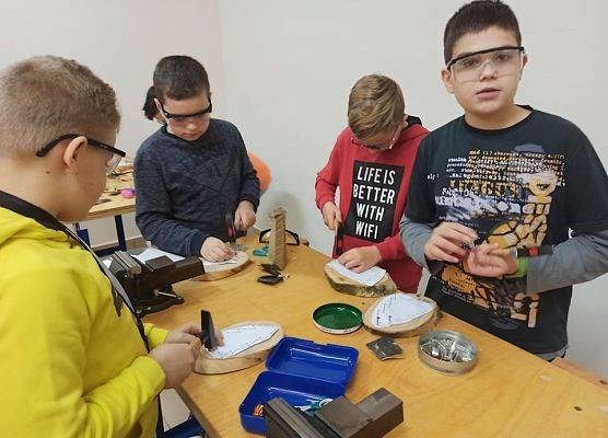 chłopcy z 5b wbijają gwoździe