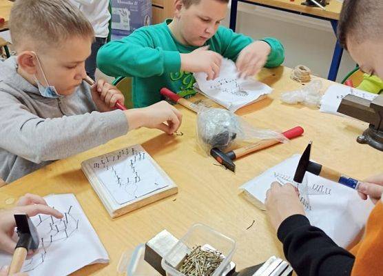 chłopcy ściągają szablony