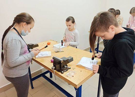 Amelka, Ala i Janek wbijają gwoździe