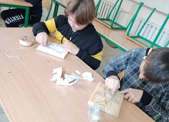 owijamy nitką gwoździe