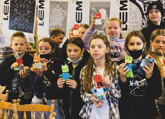 Dzieci z papierowymi robotami