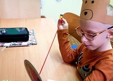 Olek układa historyjkę obrazkową.