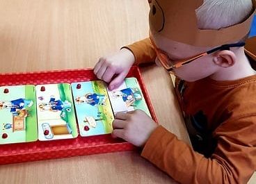 Olek układa historyjkę obrazkową.