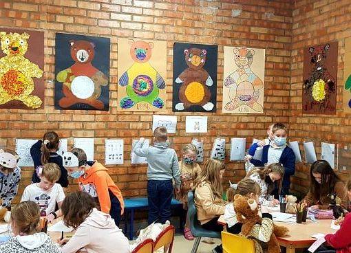 Uczniowie rozwiązują zadania, których bohaterem jest miś.