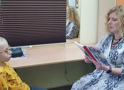 Olek słucha opowiadania o Misiu Uszatku