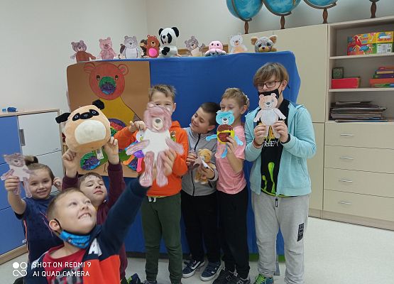 chłopcy z 3b i misiowy teatrzyk za nimi