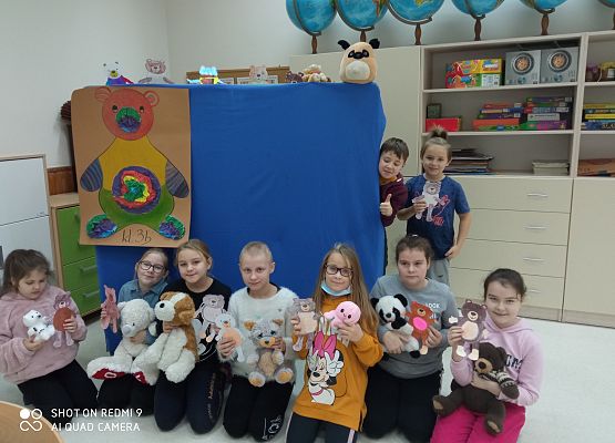 Dziewczyny z 3B i misiowy teatrzyk za nimi
