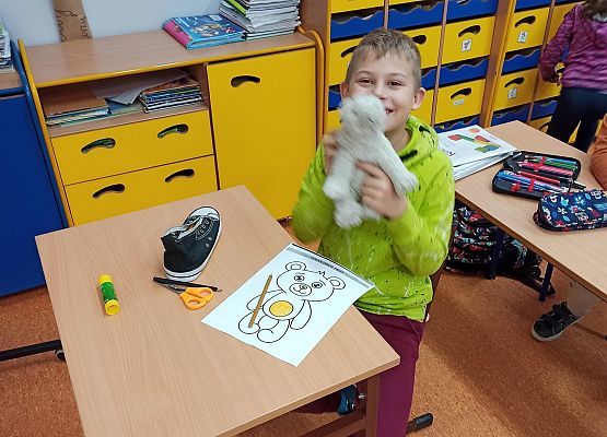 Filip Barzowski koloruje portret misia